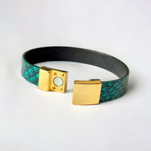 Charger l&#39;image dans la galerie, bracelet ouvert en cuir marin vert émeraude écaille avec fermoir doré aimanté, sur fond blanc
