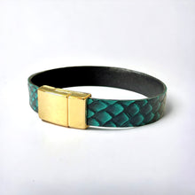 Charger l&#39;image dans la galerie, bracelet en cuir marin vert émeraude écaille avec fermoir doré aimanté, sur fond blanc
