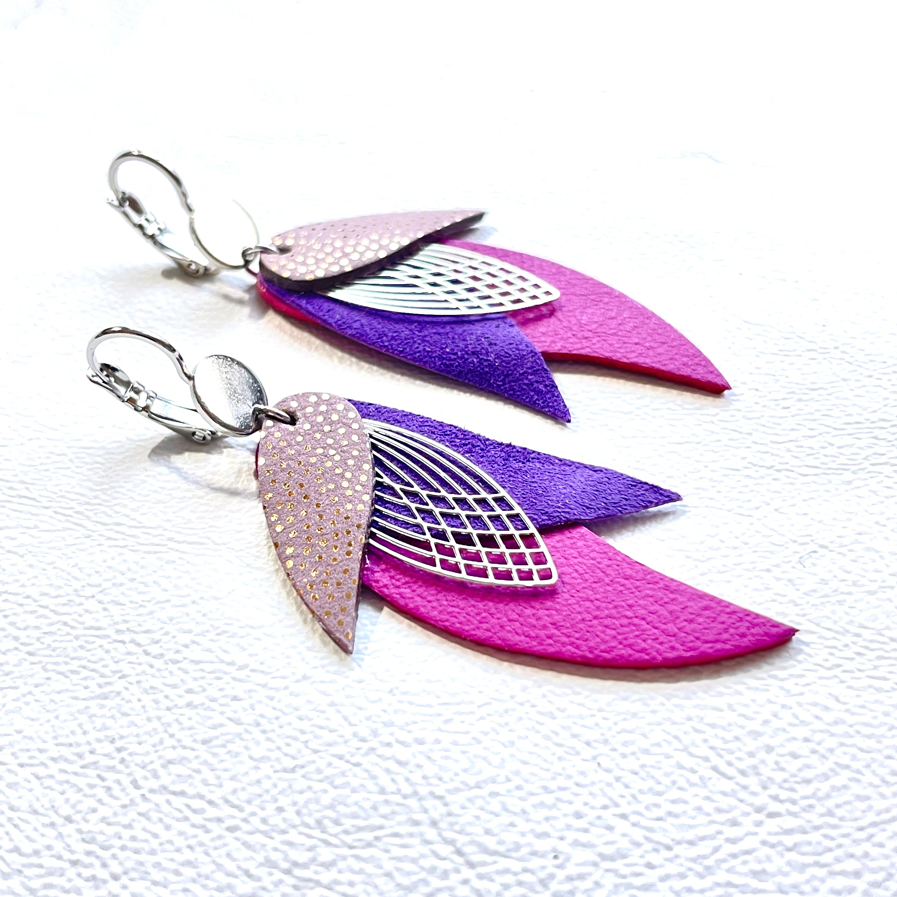 Boucles d'oreilles argentées Nune en forme de plumes, modèle Ara en cuirs rose Mountbatten pailleté or, violet velours et mauve mat sur fond blanc
