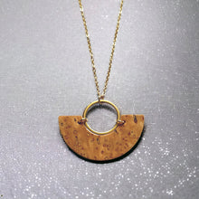 Charger l&#39;image dans la galerie, Collier fin doré avec pendentif en forme de demi-lune en liège brut, sur fond gris
