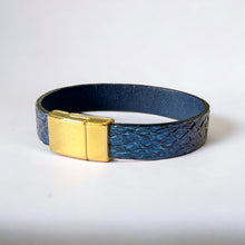 Charger l&#39;image dans la galerie, bracelet en cuir marin bleu saphir métallisé avec fermoir doré aimanté, sur fond blanc
