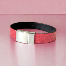 Charger l&#39;image dans la galerie, bracelet en cuir marin rose saumon avec fermoir argent aimanté, sur fond rose pastel
