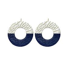 Charger l&#39;image dans la galerie, boucles d&#39;oreilles, rondes en forme d&#39;anneaux bicolores en cuirs argent et bleu marine grainé sur fond blanc
