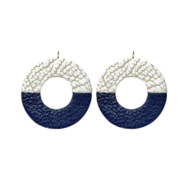 boucles d'oreilles, rondes en forme d'anneaux bicolores en cuirs argent et bleu marine grainé sur fond blanc