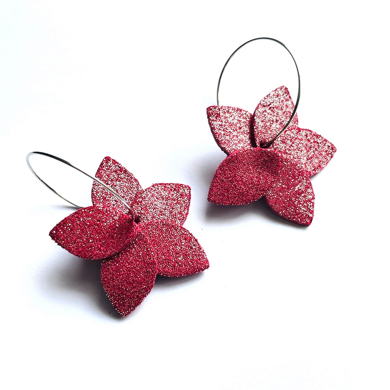 Nune 2 petites boucles d'oreilles créoles Jasmin Argenté Pailleté en cuir framboise pailletée argent sur fond blanc