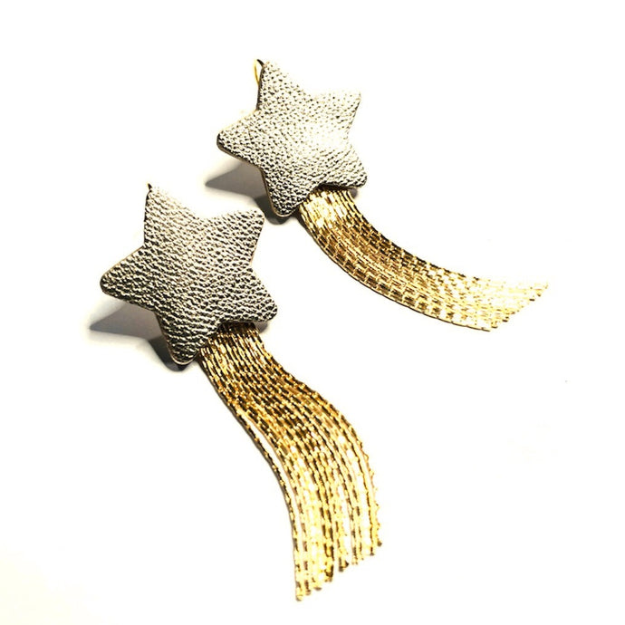 Nune Boucles d'oreilles légères SuperStella, grandes étoiles en cuir argenté recyclé et leurs longues et fines chaînettes dorées, sur fond blanc