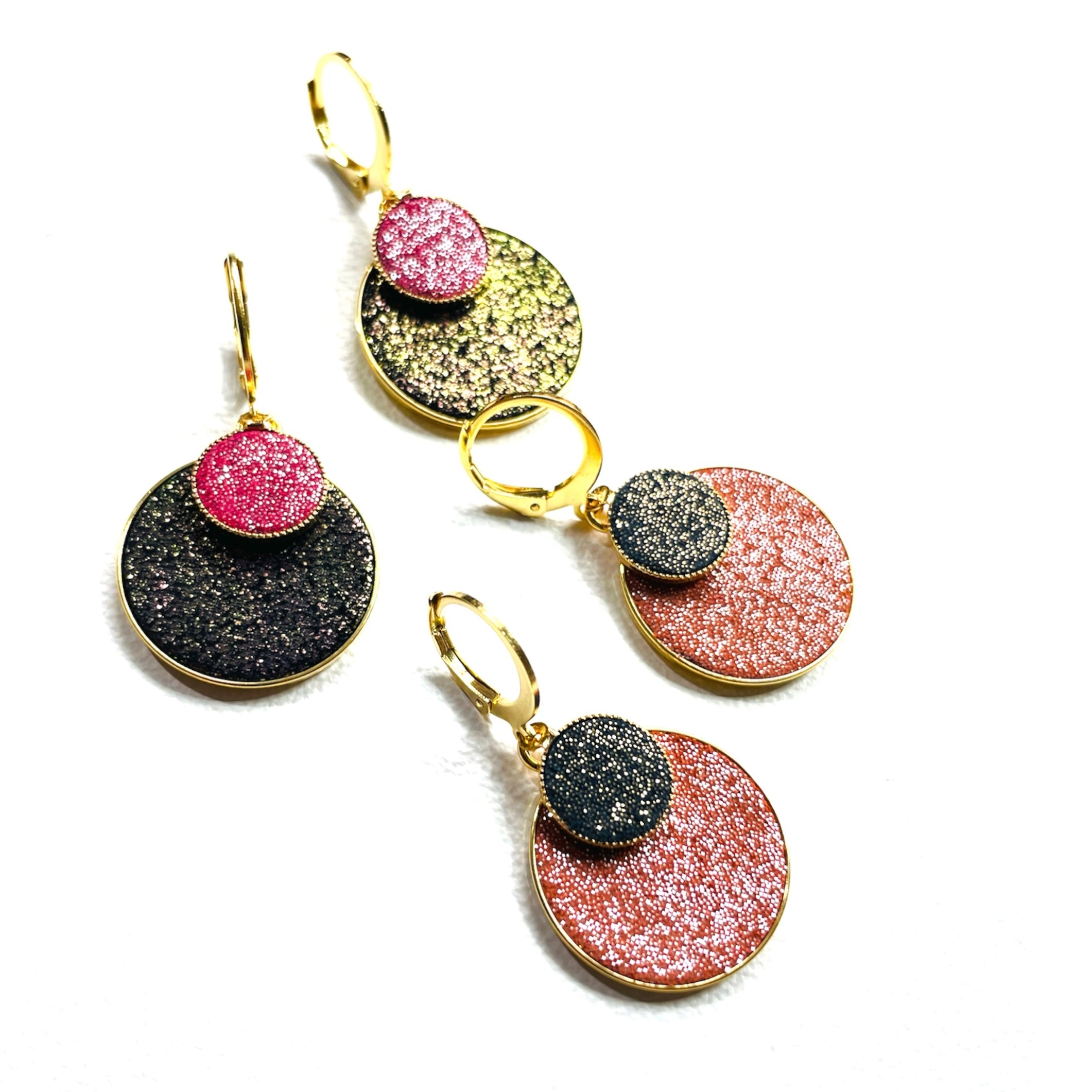 Petites boucles d'oreilles dorées rondes pailletées Nune modèle Bulles pailletées avec doubles sertis de cuirs brique et noir pailletés, et noir pailleté irisé et framboise pailletée, sur fond blanc