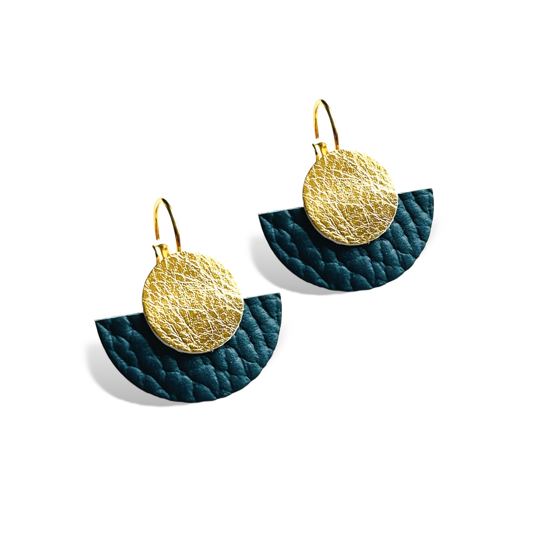 boucles d'oreilles dorées en forme de demi-lunes en cuirs doré et vert canard grainé, sur fond blanc