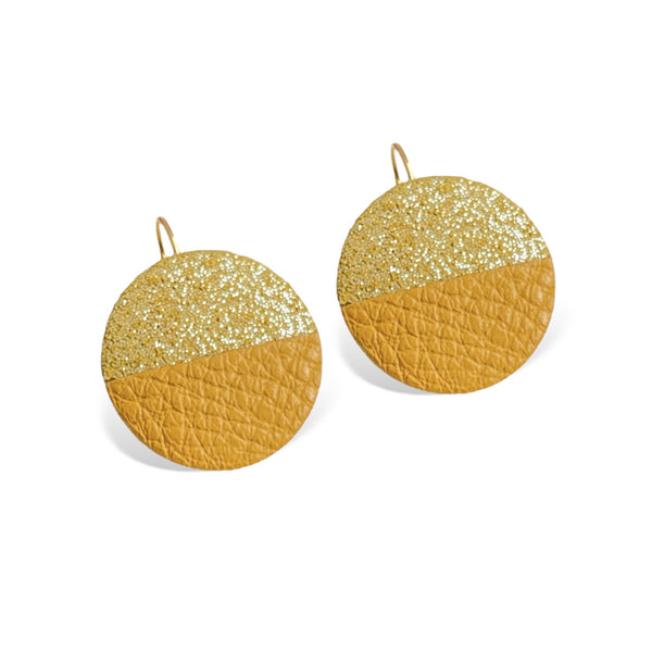 NUNE boucles d'oreilles rondes bicolores en cuir safran pailleté argent et safran grainé, sur fond blanc