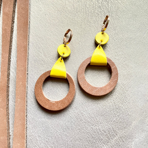 boucles d'oreilles dorées Nune modèle Cyllène en cuirs beige amande et jaune citron sur fond gris