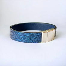 Charger l&#39;image dans la galerie, bracelet en cuir marin bleu saphir métallisé avec fermoir argent aimanté, sur fond blanc
