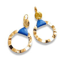 Charger l&#39;image dans la galerie, Boucles d&#39;oreilles créoles dorées Nune modèle Cael en cuir bleu pervenche nacré sur fond blanc
