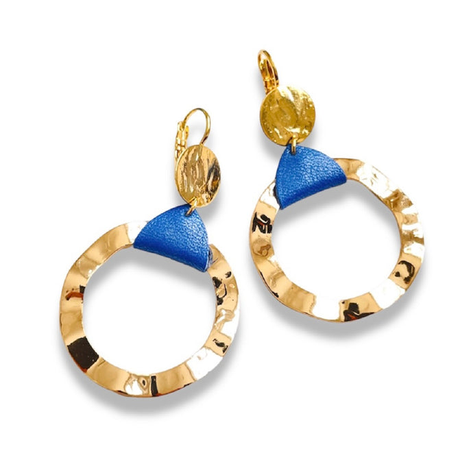 Boucles d'oreilles créoles dorées Nune modèle Cael en cuir bleu pervenche nacré sur fond blanc