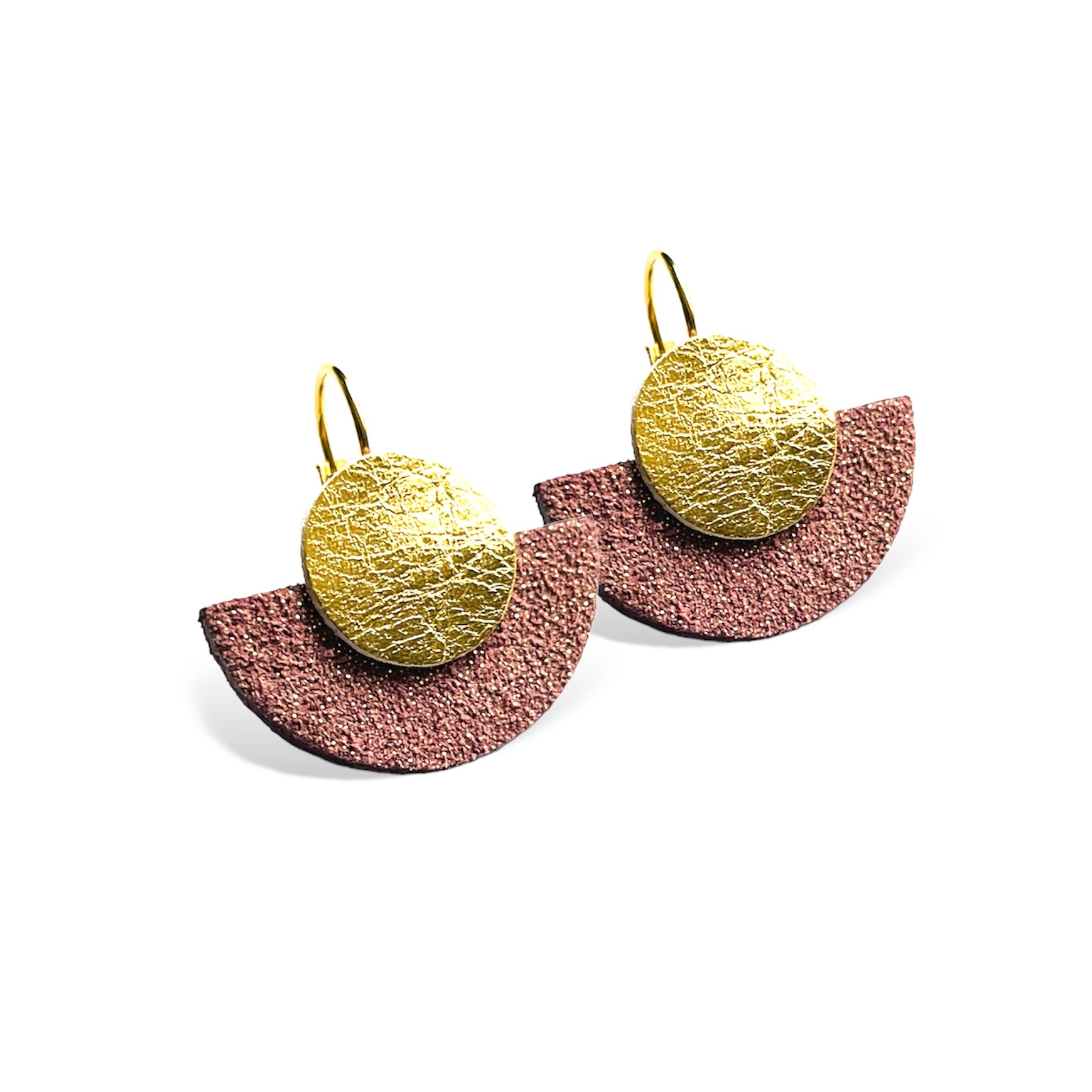 NUNE boucles d'oreilles dorées en forme de demi-lunes en cuir vieux rose pailleté or et or recyclé, sur fond blanc. Modèle Téthys pailleté