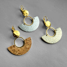 Charger l&#39;image dans la galerie, 3 boucles d&#39;oreilles dorées en forme de demi-lunes en liège brut, doré et argenté, sur fond gris

