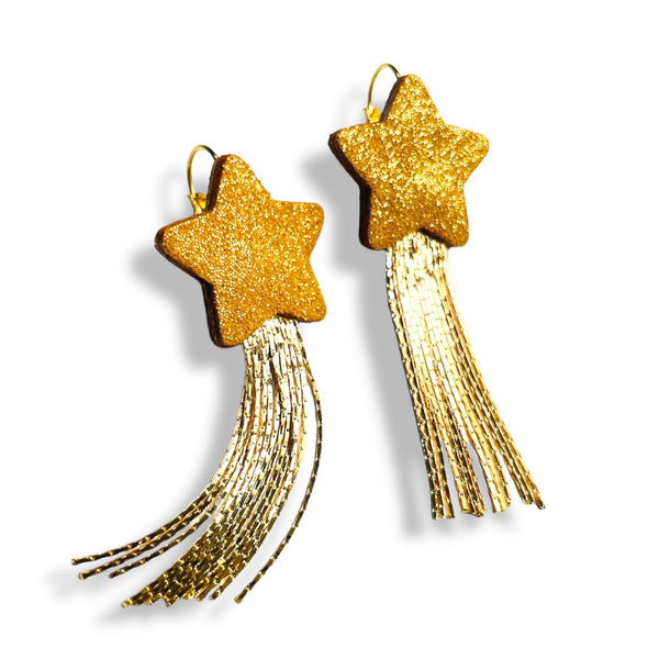 Nune Boucles d'oreilles légères SuperStella cuir pailleté, grandes étoiles en cuir ocre pailleté or recyclé et leurs longues et fines chaînettes dorées, sur fond blanc