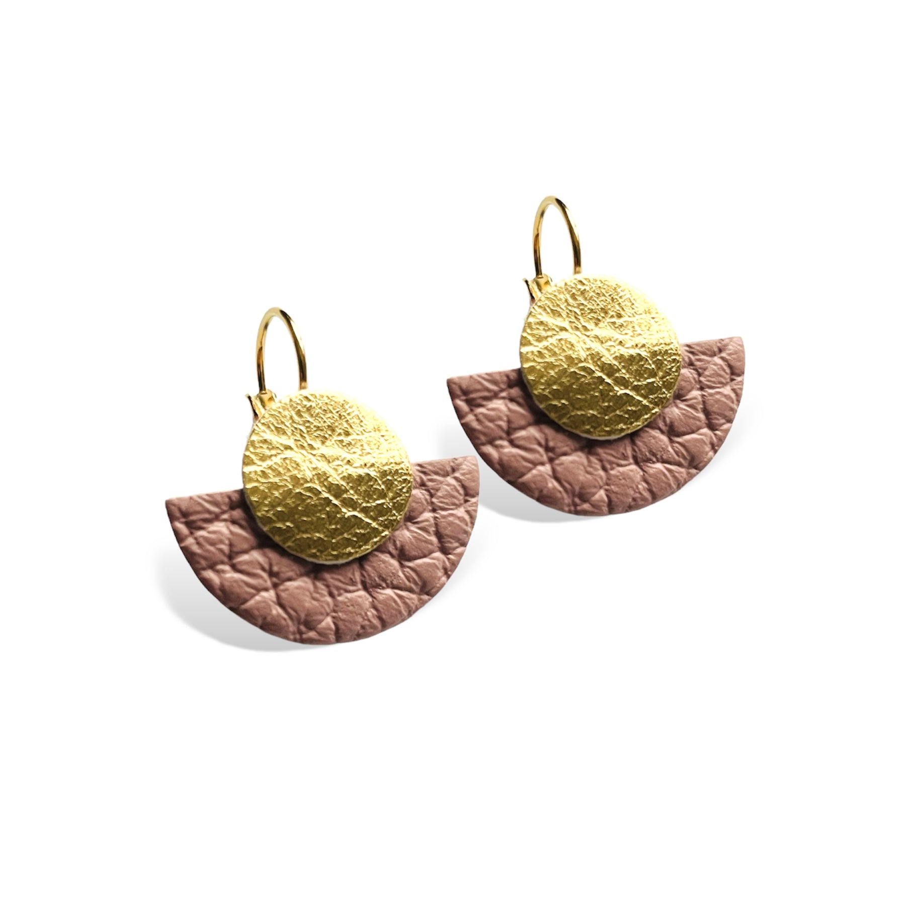 boucles d'oreilles dorées en forme de demi-lunes en cuirs doré et vieux rose grainé, sur fond blanc