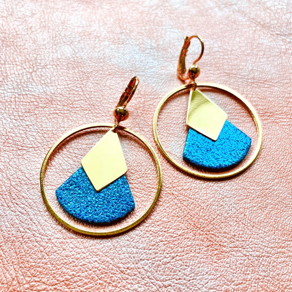 Boucles d'oreilles dorées à l'or fin Nune modèle Scala Créoles en cuir bleu roi métallisé sur fond cuir corail nacré clair