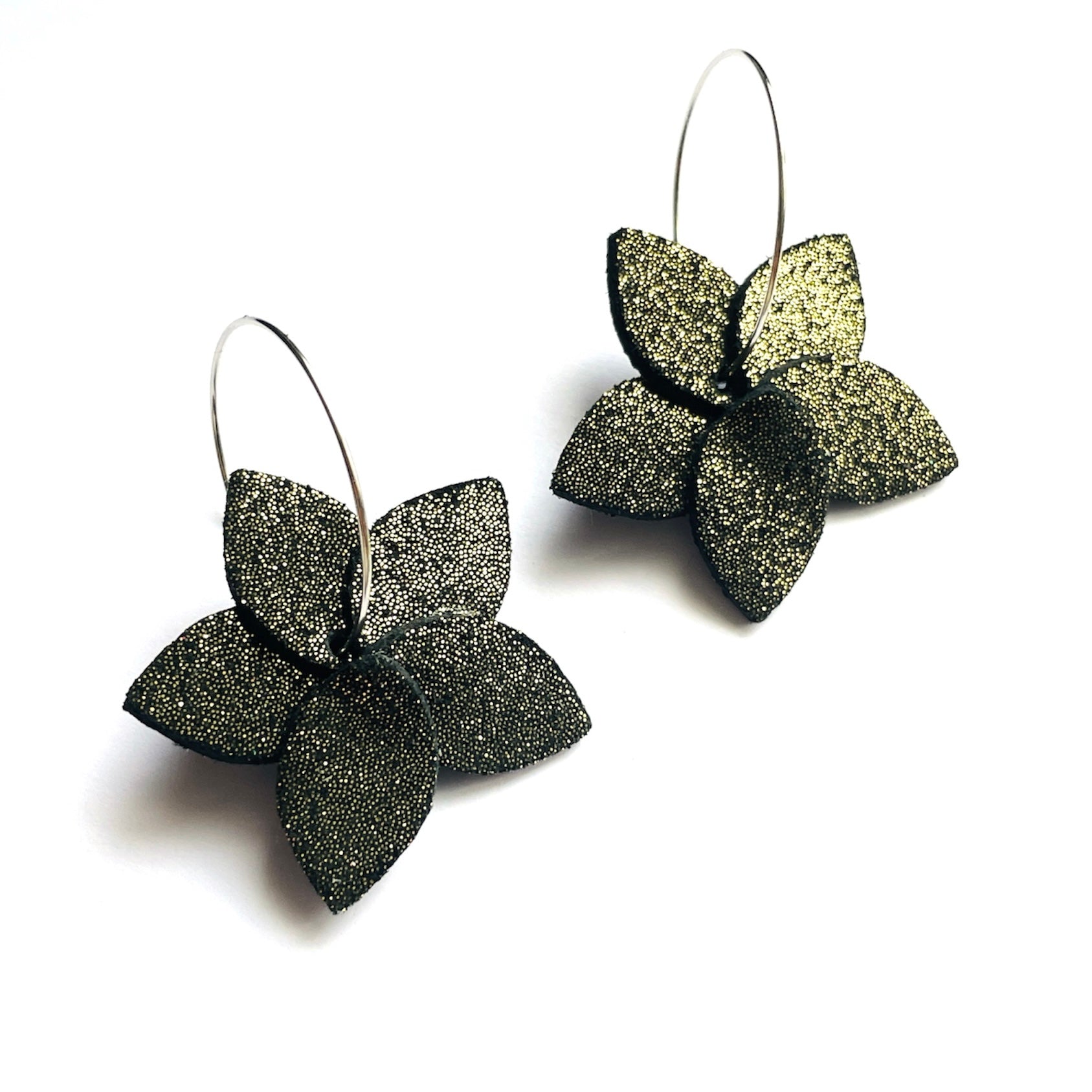 Nune 2 petites boucles d'oreilles créoles Jasmin Argenté Pailleté en cuir noir pailleté or, sur fond blanc