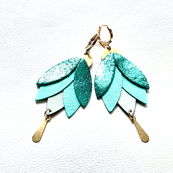 Boucles d'oreilles dorées pendantes  Nune modèle Nymphéa en cuirs recyclés vert émeraude métallisé, vert menthe et bleu lune nacré, sur fond blanc