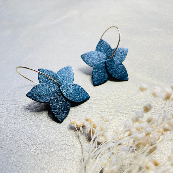 Nune petites créoles Jasmin en cuir bleu nuit métallisé et anneaux dorés