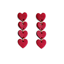 Charger l&#39;image dans la galerie, Puces d&#39;oreilles Tamaya, chapelets de petits cœurs en cuir rubis métallisé recyclé sur fond blanc
