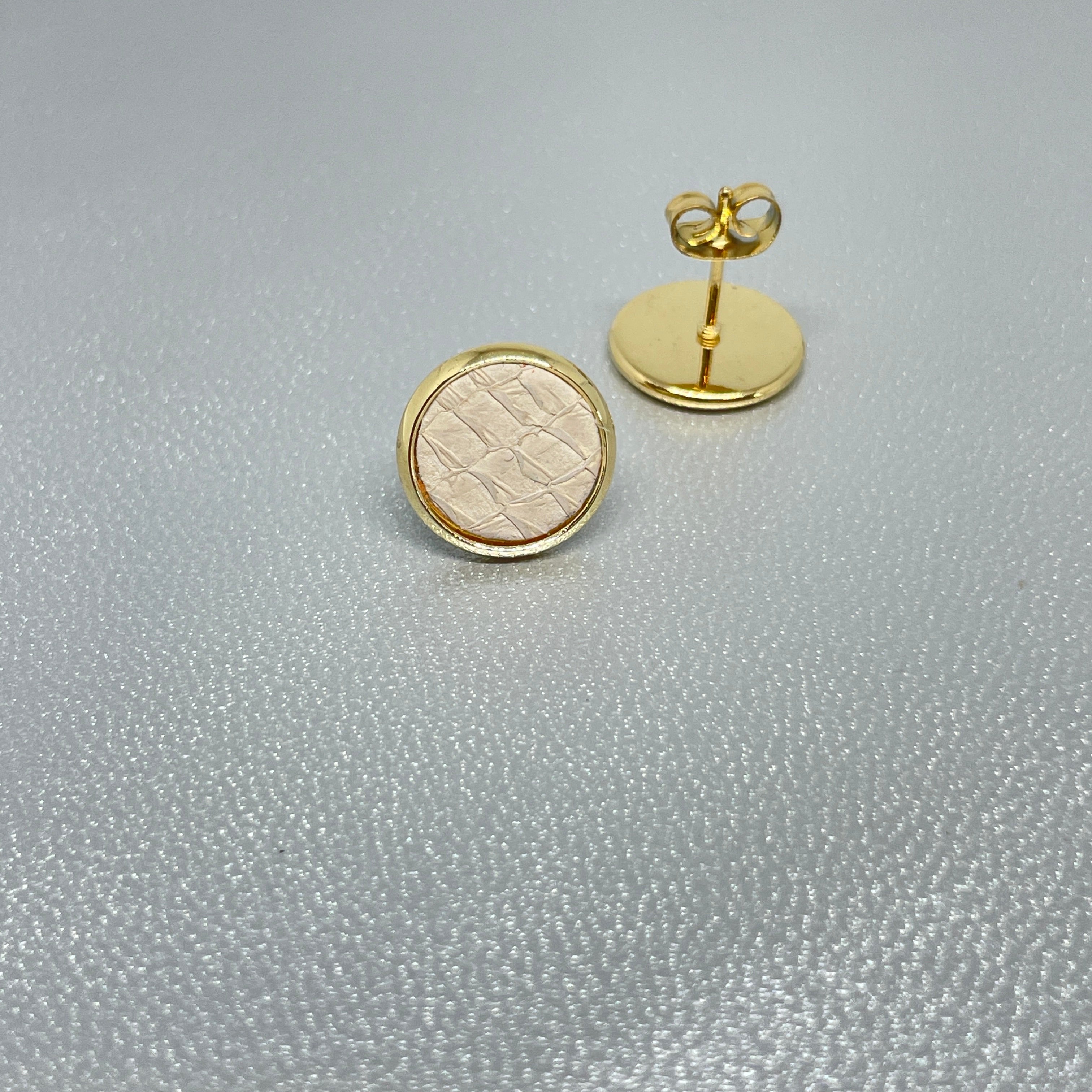 NUNE puces d'oreilles dorées ILIS avec pastille de cuir marin blanc cassé brut