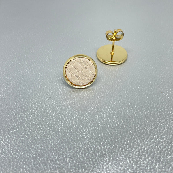 NUNE puces d'oreilles dorées ILIS avec pastille de cuir marin blanc cassé brut