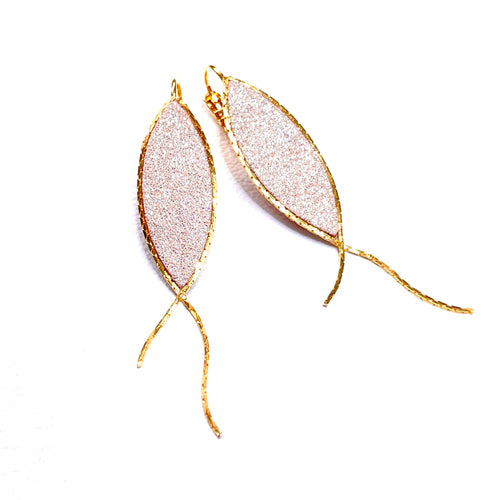 Boucles d'oreilles Nune modèle Nayati en forme de fins poissons en cuir rose pailleté argent, cerclés de chaîne dorée