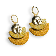 Charger l&#39;image dans la galerie, NUNE boucles d&#39;oreilles dorées bicolores, demi-lunes en cuirs safran grainé et pailleté argent recyclés, sur fond blanc. Modèle Calypse
