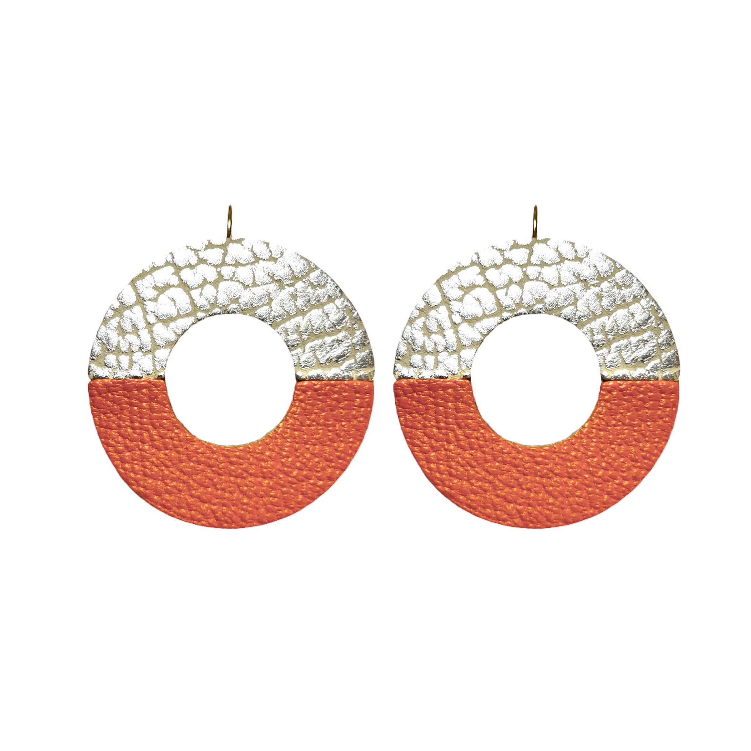 boucles d'oreilles, rondes en forme d'anneaux bicolores en cuirs argent et orange grainé, sur fond blanc