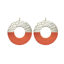 Charger l&#39;image dans la galerie, boucles d&#39;oreilles, rondes en forme d&#39;anneaux bicolores en cuirs argent et orange grainé, sur fond blanc
