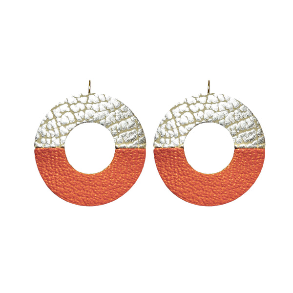 boucles d'oreilles, rondes en forme d'anneaux bicolores en cuirs argent et orange grainé, sur fond blanc