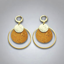 Charger l&#39;image dans la galerie, Boucles d&#39;oreilles dorées rondes en liège brut et doré antique, soulignées par de grands anneaux dorés, sur fond gris
