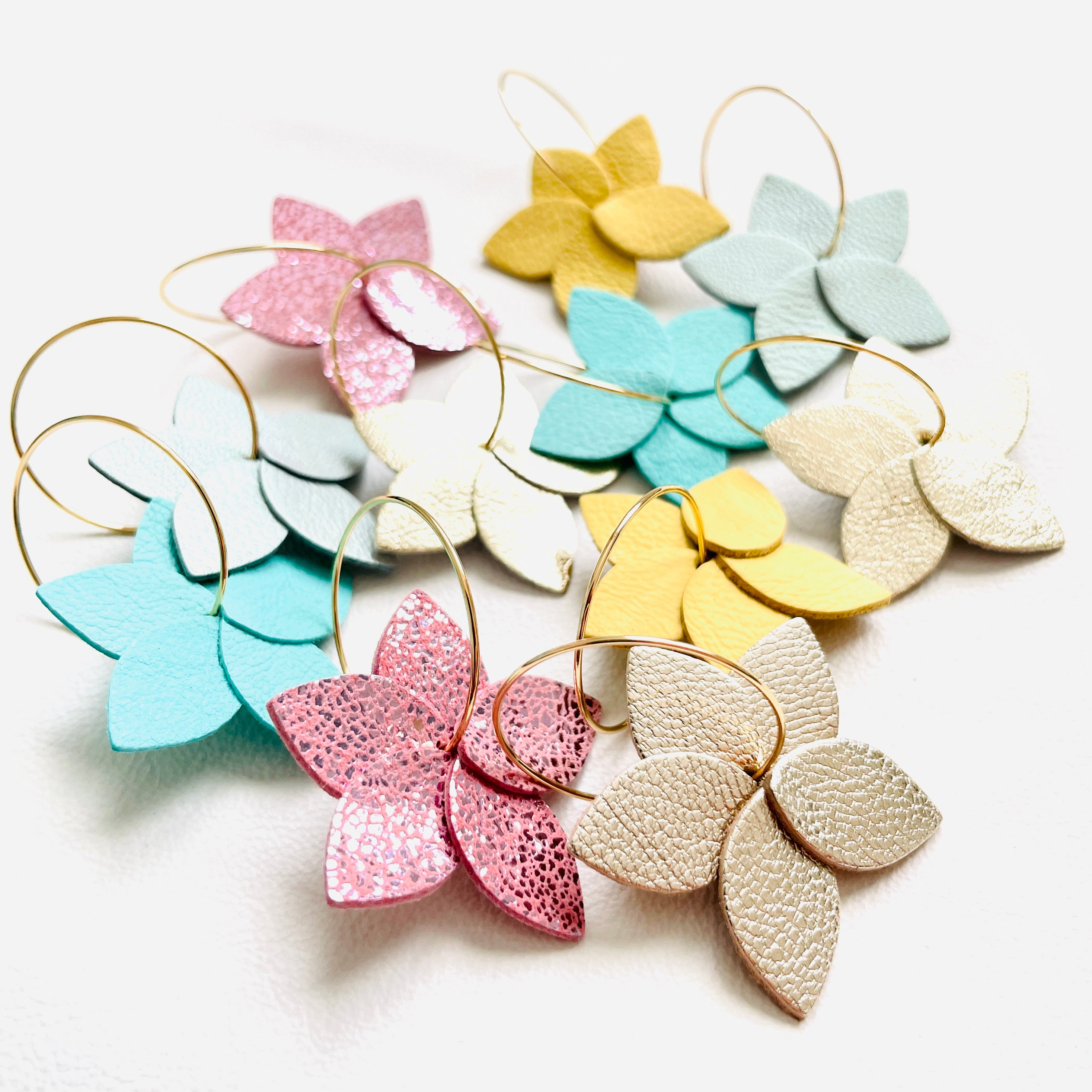 Nune petites créoles Jasmin en forme de fleurs en cuir rose brillant, vert menthe, jaune pastel, bleu lune nacré, doré clair et argent et anneaux dorés