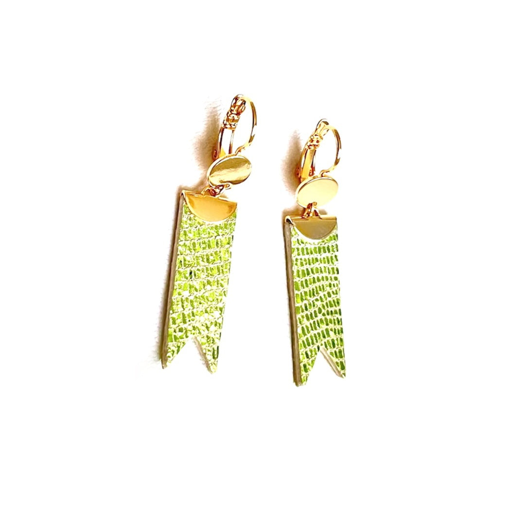 Boucles d'oreilles dorées Nune modèle Cinta en forme de rubans en cuir vert olive métallisé, sur fond blanc