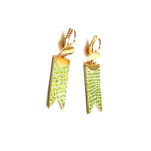 Charger l&#39;image dans la galerie, Boucles d&#39;oreilles dorées Nune modèle Cinta en forme de rubans en cuir vert olive métallisé, sur fond blanc
