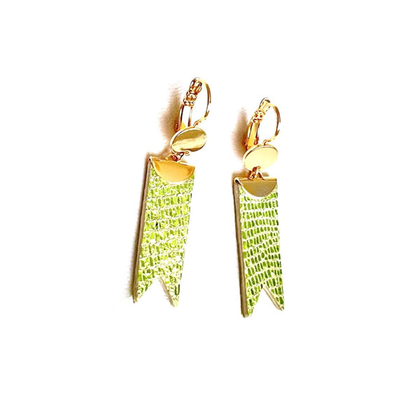 Boucles d'oreilles dorées Nune modèle Cinta en forme de rubans en cuir vert olive métallisé, sur fond blanc