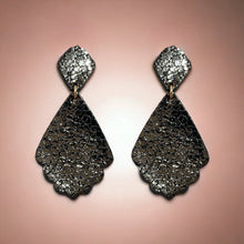 Charger l&#39;image dans la galerie, paire de boucles d&#39;oreilles gris craquelé métallisé de style rétro baroque, sur fond bronze
