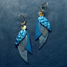 Charger l&#39;image dans la galerie, boucles d&#39;oreilles dorées Nune modèle Ara en plumes de cuir bleu brillant façon croco, bleu marine grainé et bleu nuit métallisé sur cuir bleu marine
