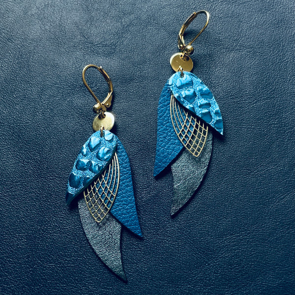 boucles d'oreilles dorées Nune modèle Ara en plumes de cuir bleu brillant façon croco, bleu marine grainé et bleu nuit métallisé sur cuir bleu marine